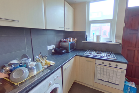 6 bedroom terraced house to rent, 17 Brudenell Avenue, Hyde Park, Leeds LS6