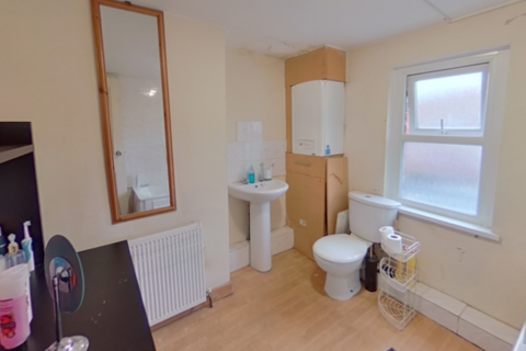 6 bedroom terraced house to rent, 17 Brudenell Avenue, Hyde Park, Leeds LS6