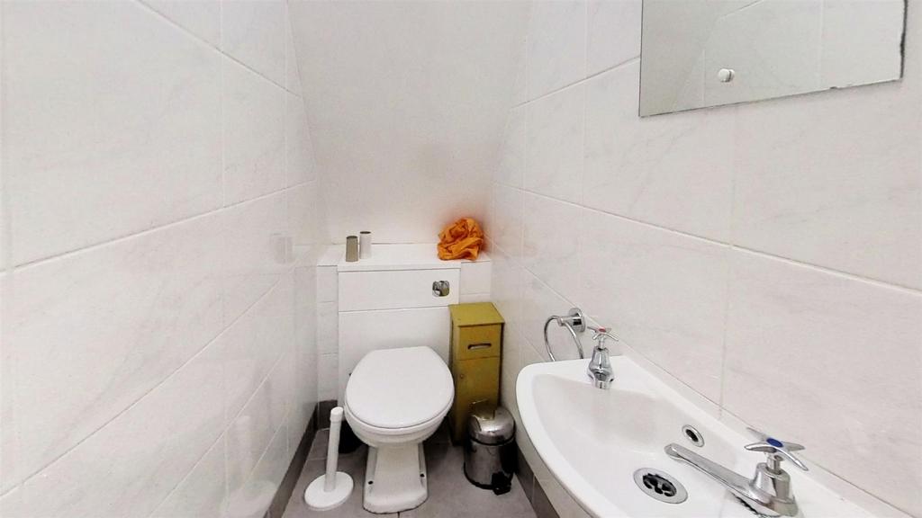 6 Harrow Road Bathroom 3.jpg