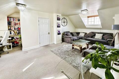 2 bedroom flat for sale, Pennington Drive, London