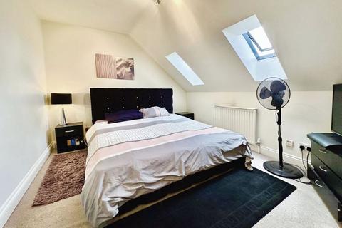 2 bedroom flat for sale, Pennington Drive, London