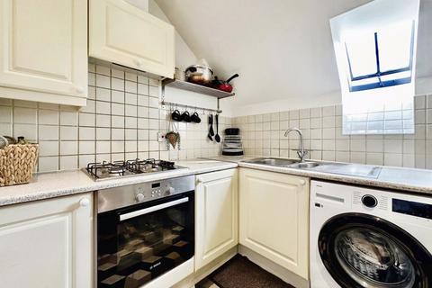 2 bedroom flat for sale, Pennington Drive, London