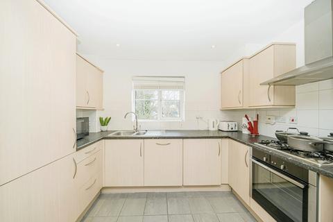 2 bedroom flat to rent, Stretton Court, Wey Road KT13 8GZ