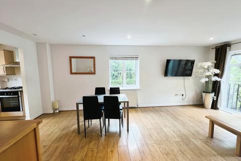 2 bedroom flat to rent, Stretton Court, Wey Road KT13 8GZ