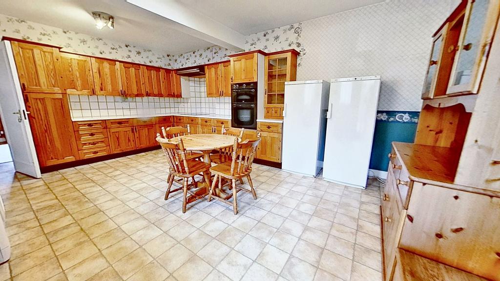 Fitted Kitchen/Breakfast Room