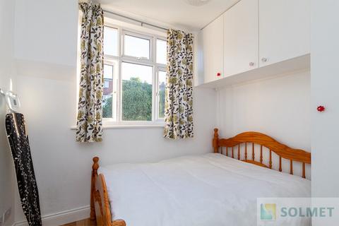 2 bedroom ground floor flat to rent, Fleetwood Road, London NW10