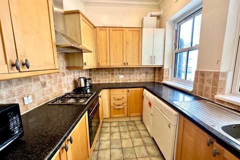 3 bedroom apartment to rent, South Kensington, London. SW7