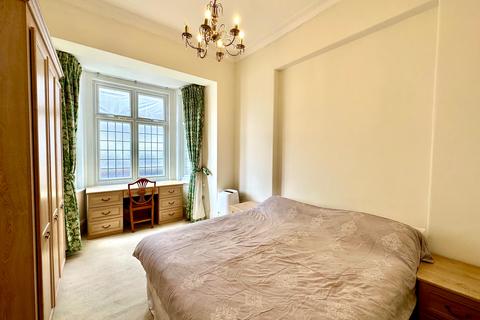 3 bedroom apartment to rent, South Kensington, London. SW7