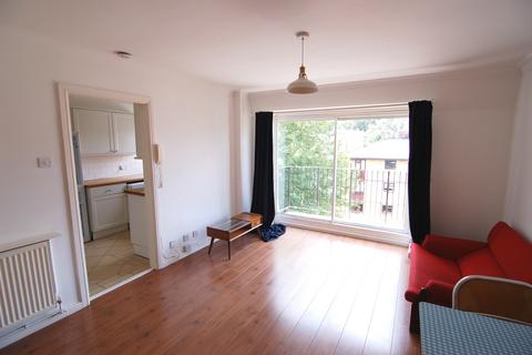 Studio to rent, Stretford Court, London SW19