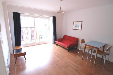 Studio to rent, Stretford Court, London SW19