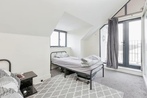2 bedroom penthouse for sale, London Road, Gravesend DA11