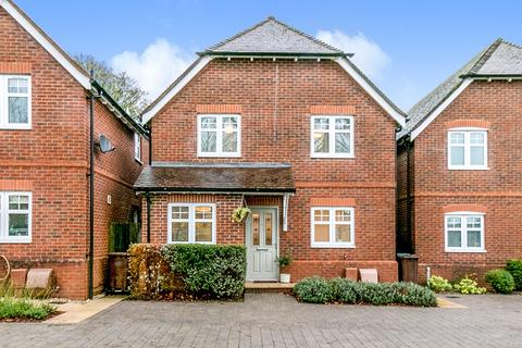 4 bedroom detached house to rent, Highcroft Lane, Hampshire PO8