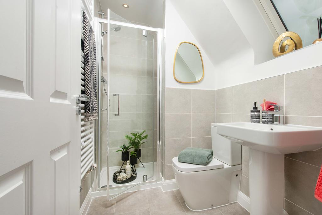 Hertford Neutrally decorated en suite shower room