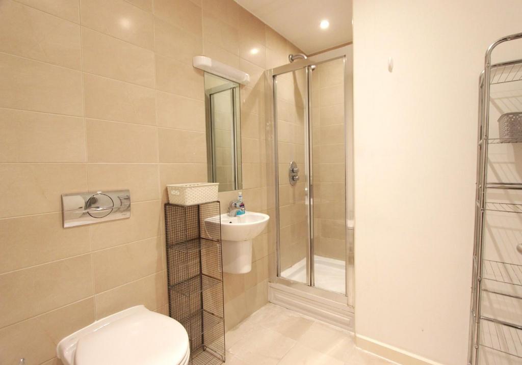 8. Ensuite.JPG