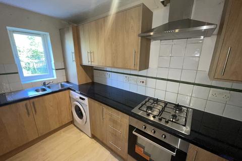 2 bedroom ground floor flat to rent, Heathside Close, Barkingside IG2