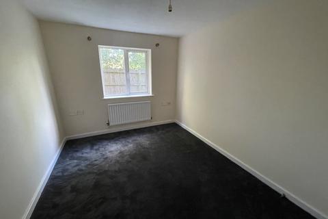 2 bedroom ground floor flat to rent, Heathside Close, Barkingside IG2