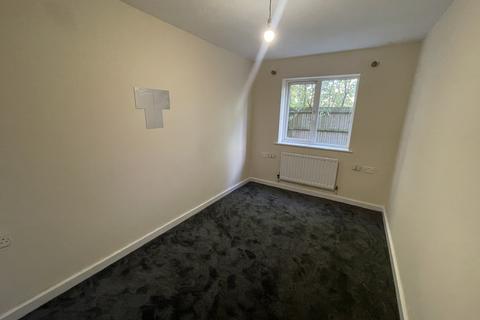 2 bedroom ground floor flat to rent, Heathside Close, Barkingside IG2