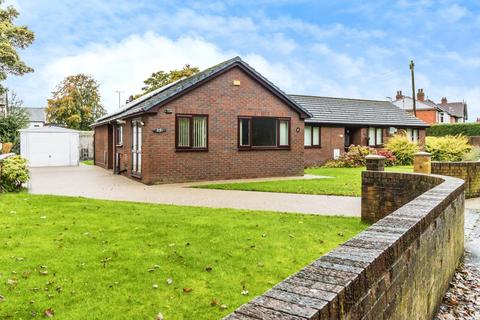 2 bedroom detached bungalow to rent, Bolton Road, Salford