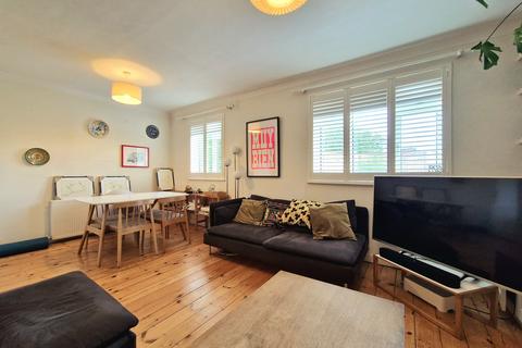 3 bedroom flat to rent, Windermere Court, Barnes SW13