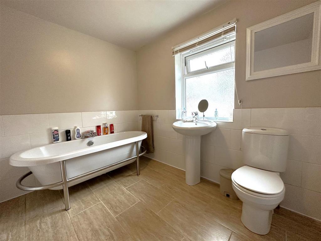 Large En-Suite Bathroom 160