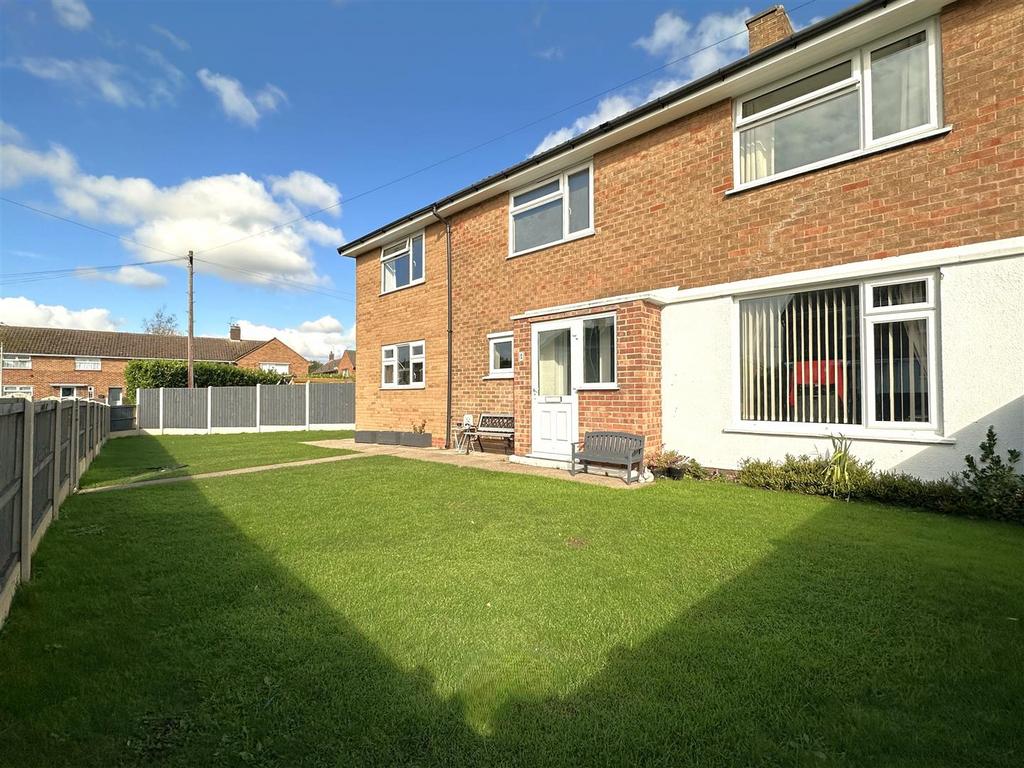 Well-Appointed Front Garden 290