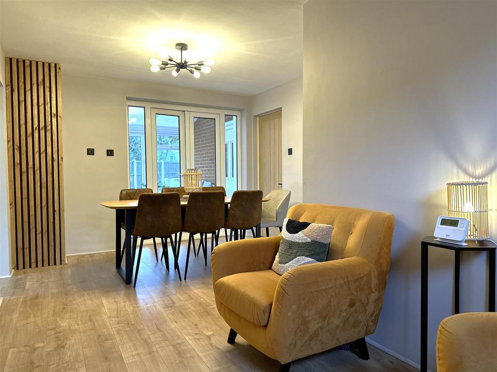 Open-Plan Sitting/Dining Room 214