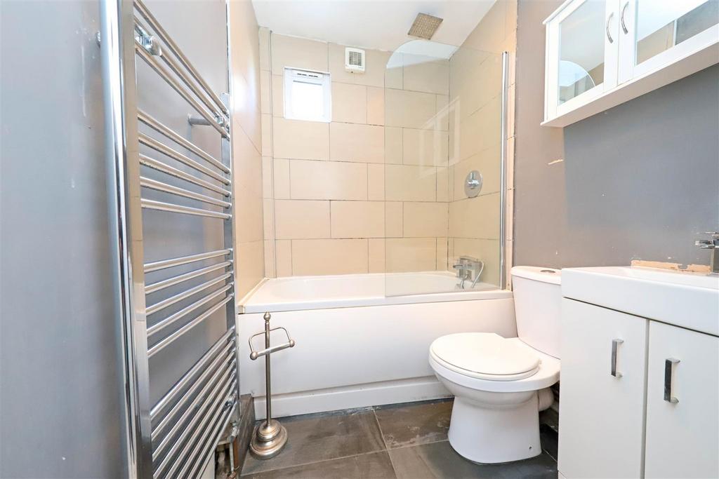 Nicholas james goldstone bathroom .jpg