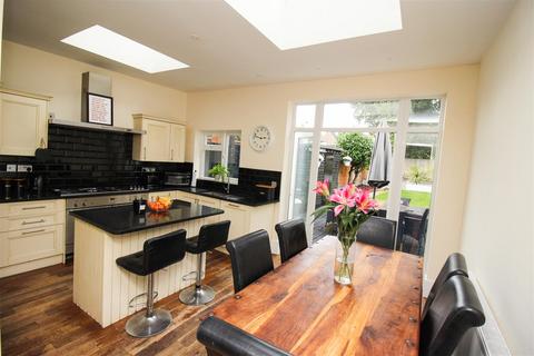 4 bedroom end of terrace house for sale, Elm Road, Leigh-On-Sea