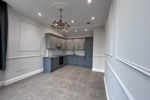 2 bedroom flat to rent, Flat 1 - Danuta House, Surrey KT8