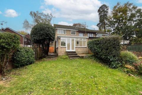 3 bedroom end of terrace house for sale, Millholme Walk, Surrey GU15