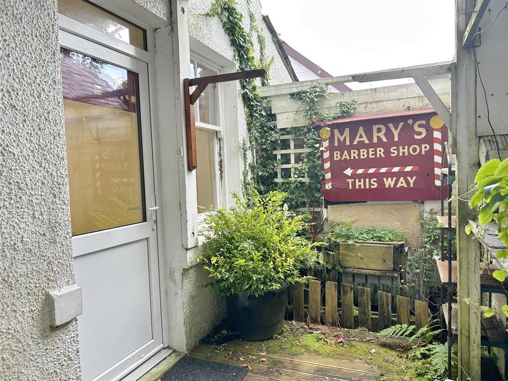 Ground floor entrance to retail unit