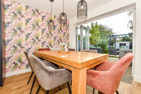 3 Green Meadows, Dymchurch, Romney Marsh, TN29 0JS