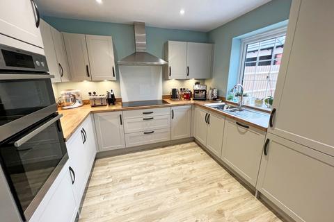 4 bedroom detached house for sale, Wright Street, Hugglescote, Coalville, LE67 2LP