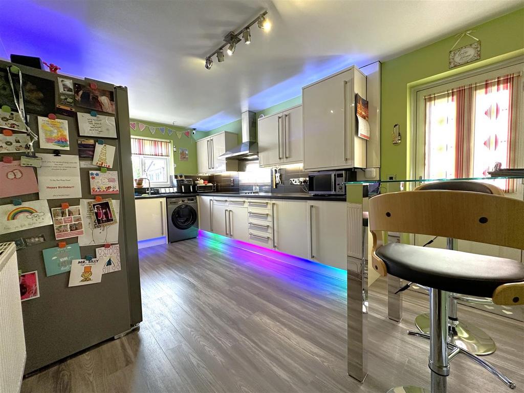 Generous Dining Kitchen 875