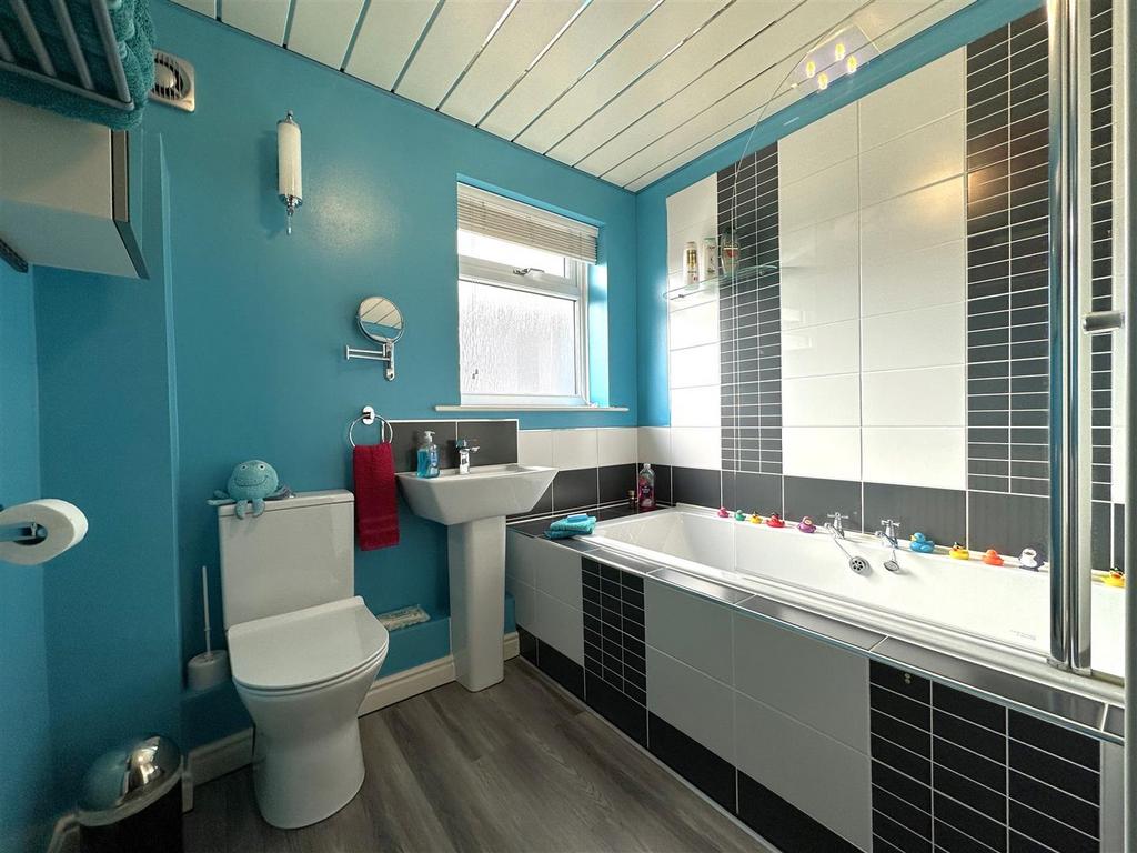 Superb Family Bathroom 853