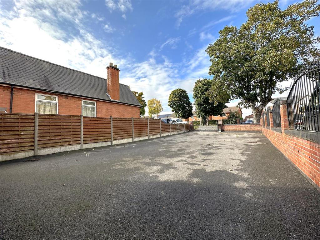 Substantial Electric Gated Driveway 083
