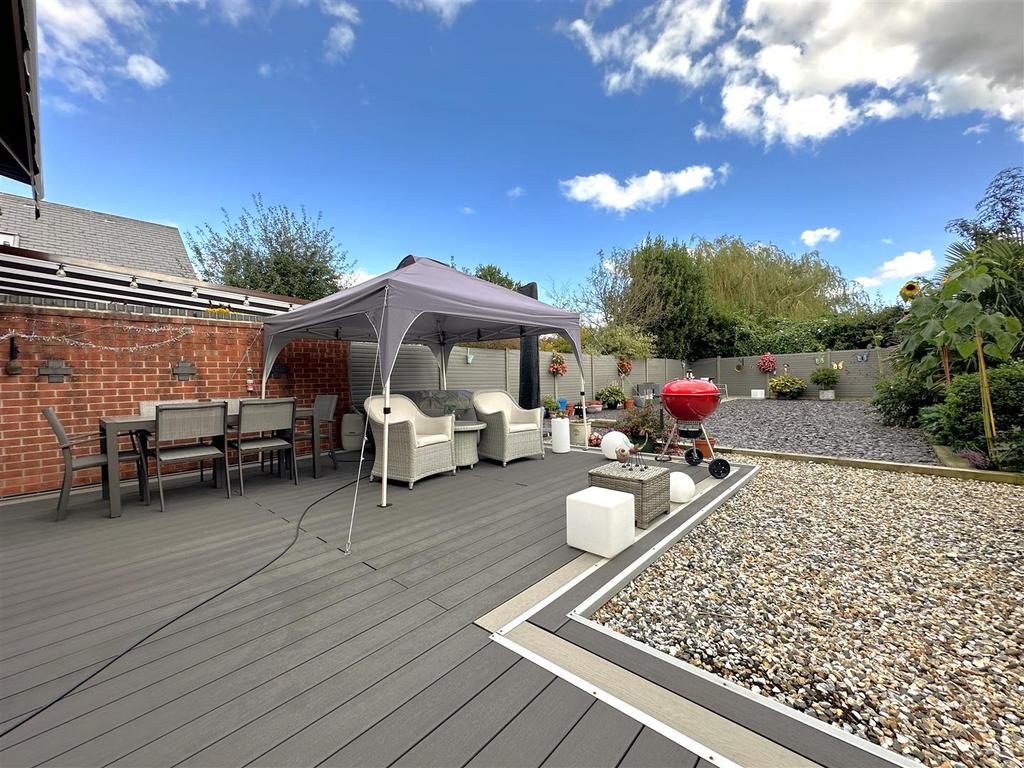 Wonderfully Landscaped Garden 937