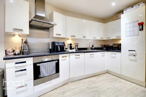 2 bedroom flat for sale, Stafford Avenue, HORNCHURCH