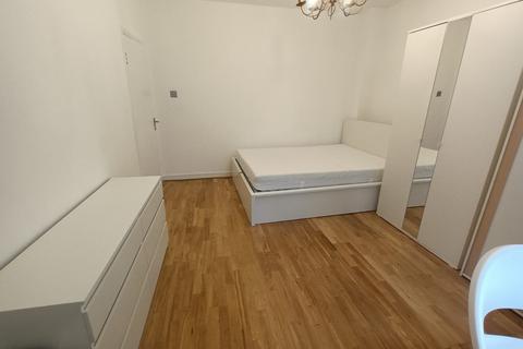 1 bedroom in a flat share to rent, Colville Square, London W11