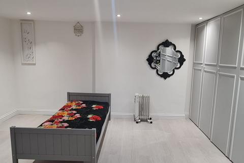 Studio to rent, Harrow HA2