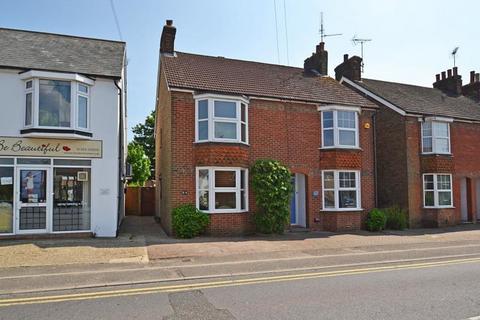 2 bedroom semi-detached house to rent, Crawley Road, Horsham