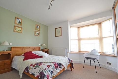 2 bedroom semi-detached house to rent, Crawley Road, Horsham