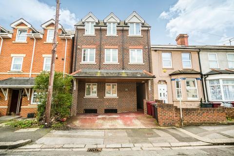 2 bedroom apartment to rent, Newport Road, Reading