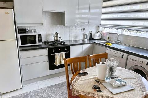 2 bedroom flat for sale, Corbett Grove, London N22