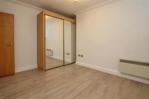 2 bedroom apartment for sale, Crown Street, Brentwood