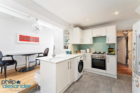 2 bedroom flat for sale, Lorne Road, London N4