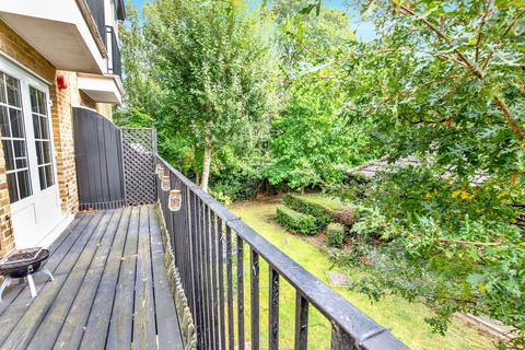 28 Selhurst Close, London, SW19 6AZ