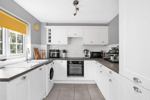 2 bedroom flat for sale, Selhurst Close, London SW19