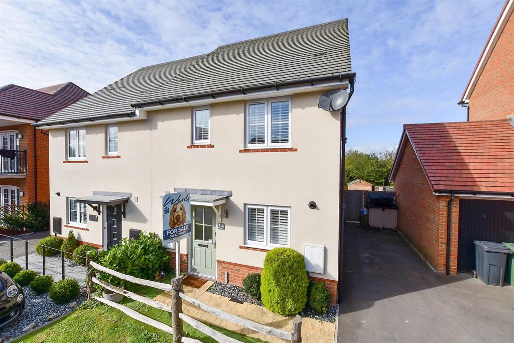 Southfields Way, Harrietsham... 3 bed semidetached house for sale £