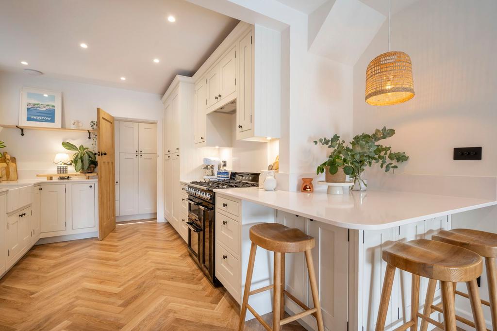 Kitchen/Breakfast Bar